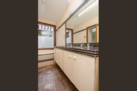 Casa à venda com 380m², 4 quartos e 4 vagasBanheiro Suíte master