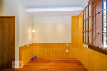 Casa à venda com 380m², 4 quartos e 4 vagasSuíte 2