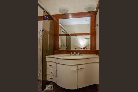 Casa à venda com 380m², 4 quartos e 4 vagasBanheiro da Suíte 2