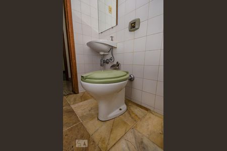 Casa à venda com 380m², 4 quartos e 4 vagasBanheiro de Serviço