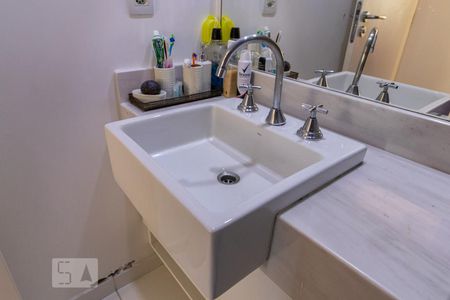 Detalhe do Banheiro da Suíte de apartamento para alugar com 1 quarto, 68m² em Jardim Tupanci, Barueri
