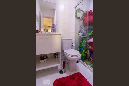 Banheiro Social de apartamento para alugar com 1 quarto, 68m² em Jardim Tupanci, Barueri