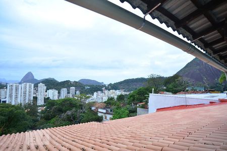 Casa à venda com 220m², 4 quartos e 2 vagasTelhado