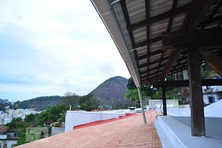 Casa à venda com 220m², 4 quartos e 2 vagasTelhado