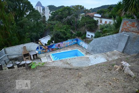 Casa à venda com 220m², 4 quartos e 2 vagasPiscina