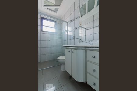 Banheiro de apartamento à venda com 2 quartos, 68m² em Vila Curuçá, Santo André