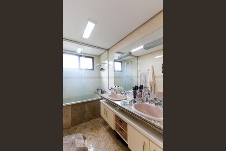 Apartamento à venda com 176m², 3 quartos e sem vagaBanheiro da suíte 1