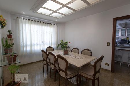 Apartamento à venda com 242m², 4 quartos e 3 vagas Apartamento à venda com 242m², 4 quartos e 3 vagasSala de jantar