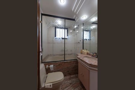 Apartamento à venda com 242m², 4 quartos e 3 vagas Apartamento à venda com 242m², 4 quartos e 3 vagasBanheiro da Suíte 2