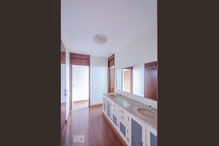 Casa à venda com 542m², 5 quartos e 2 vagasBanheiro Semi - Suítes