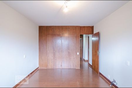 Casa à venda com 542m², 5 quartos e 2 vagasQuarto 4