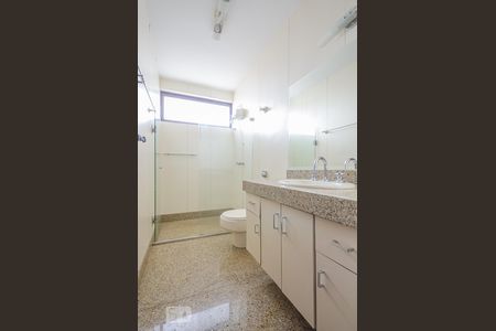 Casa à venda com 542m², 5 quartos e 2 vagasBanheiro Semi - Suítes