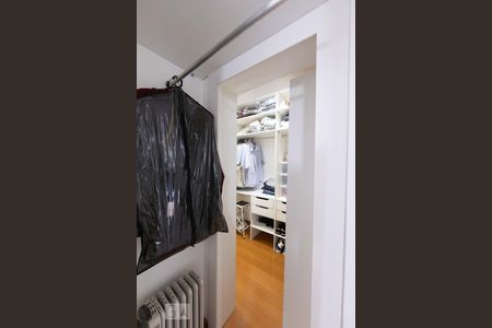 Apartamento à venda com 360m², 4 quartos e 3 vagas Apartamento à venda com 360m², 4 quartos e 3 vagasCloset Suite