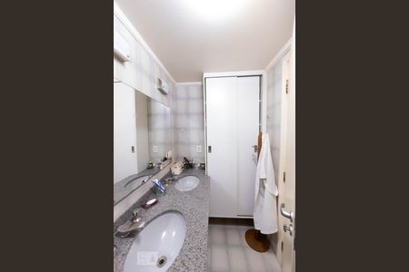 Apartamento à venda com 360m², 4 quartos e 3 vagas Apartamento à venda com 360m², 4 quartos e 3 vagasBanheiro da Suite