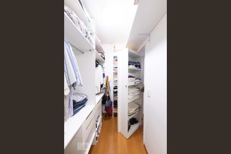 Apartamento à venda com 360m², 4 quartos e 3 vagas Apartamento à venda com 360m², 4 quartos e 3 vagasCloset Suite