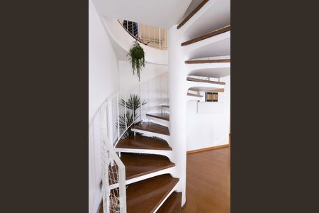 Apartamento à venda com 360m², 4 quartos e 3 vagas Apartamento à venda com 360m², 4 quartos e 3 vagasEscada