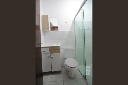 Banheiro da suíte de casa para alugar com 1 quarto, 50m² em Jardim Monte Kemel, São Paulo