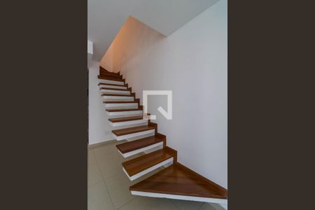 Escada de apartamento para alugar com 1 quarto, 90m² em Jardim Fonte do Morumbi, São Paulo