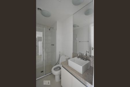 Banheiro de kitnet/studio para alugar com 1 quarto, 32m² em Sumarezinho, São Paulo
