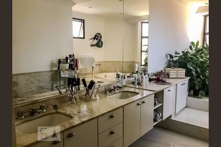 Apartamento à venda com 450m², 6 quartos e 5 vagas Apartamento à venda com 450m², 6 quartos e 5 vagasBanheiro da Suíte Master