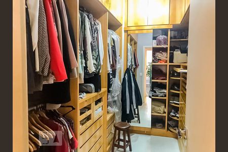 Apartamento à venda com 450m², 6 quartos e 5 vagas Apartamento à venda com 450m², 6 quartos e 5 vagasCloset da Suíte Master