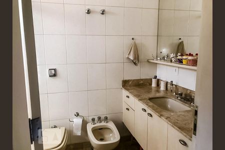Apartamento à venda com 450m², 6 quartos e 5 vagas Apartamento à venda com 450m², 6 quartos e 5 vagasBanheiro da Suíte 2