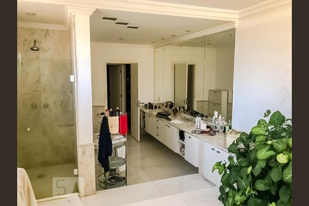 Apartamento à venda com 450m², 6 quartos e 5 vagas Apartamento à venda com 450m², 6 quartos e 5 vagasBanheiro da Suíte Master