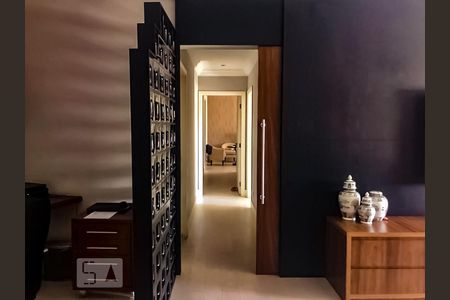 Apartamento à venda com 450m², 6 quartos e 5 vagas Apartamento à venda com 450m², 6 quartos e 5 vagasEscritório