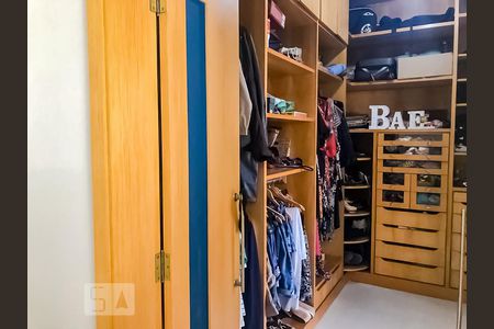 Apartamento à venda com 450m², 6 quartos e 5 vagas Apartamento à venda com 450m², 6 quartos e 5 vagasCloset da Suíte 3