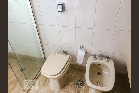 Apartamento à venda com 450m², 6 quartos e 5 vagas Apartamento à venda com 450m², 6 quartos e 5 vagasBanheiro da Suíte 2