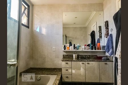 Apartamento à venda com 450m², 6 quartos e 5 vagas Apartamento à venda com 450m², 6 quartos e 5 vagasBanheiro da Suíte 3