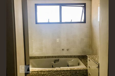 Apartamento à venda com 450m², 6 quartos e 5 vagas Apartamento à venda com 450m², 6 quartos e 5 vagasBanheiro da Suíte 3