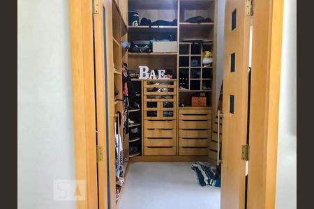 Apartamento à venda com 450m², 6 quartos e 5 vagas Apartamento à venda com 450m², 6 quartos e 5 vagasCloset da Suíte 3
