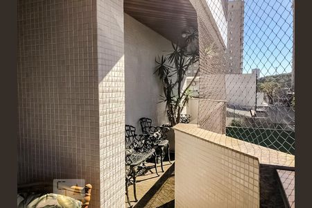 Apartamento à venda com 450m², 6 quartos e 5 vagas Apartamento à venda com 450m², 6 quartos e 5 vagasVaranda