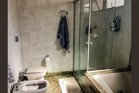 Apartamento à venda com 450m², 6 quartos e 5 vagas Apartamento à venda com 450m², 6 quartos e 5 vagasBanheiro da Suíte 3