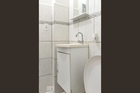 Banheiro de kitnet/studio para alugar com 1 quarto, 40m² em Santa Efigênia, São Paulo