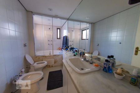 Apartamento à venda com 204m², 3 quartos e 3 vagas Apartamento à venda com 204m², 3 quartos e 3 vagasBanheiro da Suíte 1