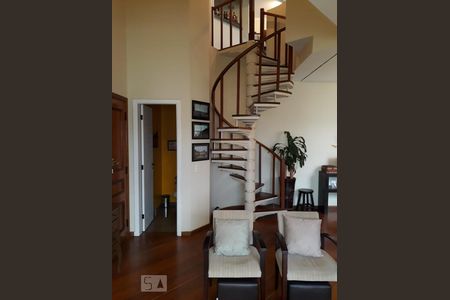 Apartamento à venda com 269m², 4 quartos e 4 vagas Apartamento à venda com 269m², 4 quartos e 4 vagasEscada