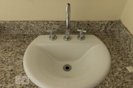 Casa para alugar com 1000m², 4 quartos e sem vagaBanheiro - Torneira