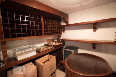 Casa para alugar com 1000m², 4 quartos e sem vagaAdega