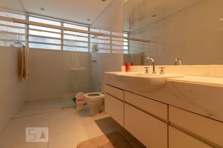 Apartamento para alugar com 300m², 3 quartos e 2 vagas Apartamento para alugar com 300m², 3 quartos e 2 vagasBanheiro da Suíte 2