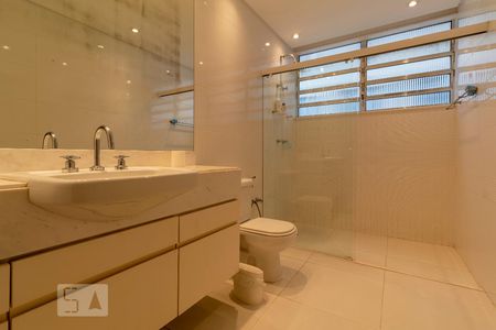 Apartamento para alugar com 300m², 3 quartos e 2 vagas Apartamento para alugar com 300m², 3 quartos e 2 vagasBanheiro da Suíte 3