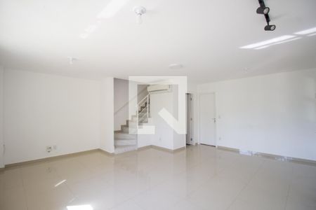 Sala de casa de condomínio à venda com 3 quartos, 109m² em Recreio dos Bandeirantes, Rio de Janeiro