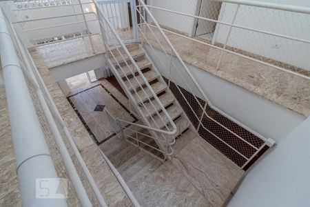 Casa de condomínio à venda com 510m², 4 quartos e 4 vagas Casa de condomínio à venda com 510m², 4 quartos e 4 vagasEscadas