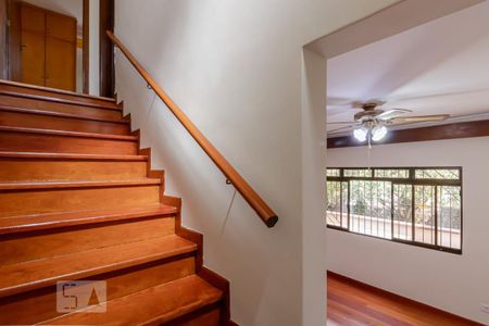 Casa à venda com 210m², 3 quartos e 4 vagasEscada 