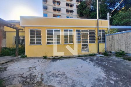 Casa à venda com 169m², 4 quartos e 1 vaga Casa à venda com 169m², 4 quartos e 1 vagaFachada