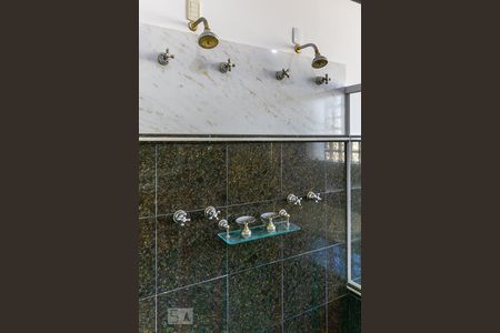 Casa de condomínio à venda com 600m², 5 quartos e 6 vagas Casa de condomínio à venda com 600m², 5 quartos e 6 vagasBanheiro da suíte 1