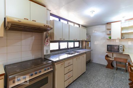 Casa de condomínio à venda com 600m², 5 quartos e 6 vagas Casa de condomínio à venda com 600m², 5 quartos e 6 vagasCozinha