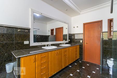 Casa de condomínio à venda com 600m², 5 quartos e 6 vagas Casa de condomínio à venda com 600m², 5 quartos e 6 vagasBanheiro da suíte 1