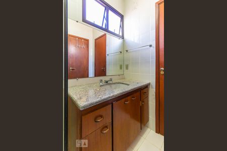 Casa de condomínio à venda com 600m², 5 quartos e 6 vagas Casa de condomínio à venda com 600m², 5 quartos e 6 vagasBanheiro da suíte 3